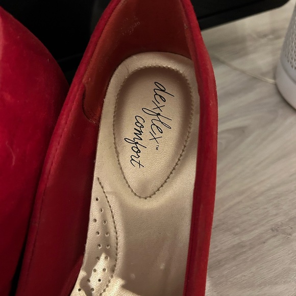 Easy Street Women's Vibrant Red Heels - Picture 5 of 6